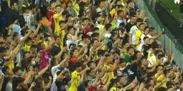 澳门真人百家乐-全在拍C罗！终场哨响C罗和主帅开心拥抱，现场球迷全部举手机拍摄