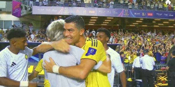 澳门真人百家乐-全在拍C罗！终场哨响C罗和主帅开心拥抱，现场球迷全部举手机拍摄