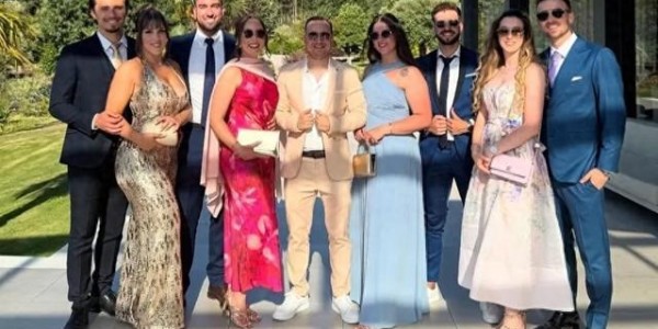 若塔生前最后一张照片：西装革履笑容灿烂，携新婚妻子去朋友婚礼