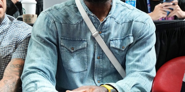 现场看布朗尼！记者邀请詹姆斯加入解说 老詹拒绝：我没啥好说的